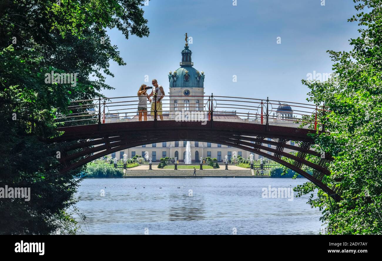 Fußgängerbrücke im Schlossgarten Charlottenburg, Spandauer Damm, Charlottenburg, Berlin, Deutschland Stock Photo