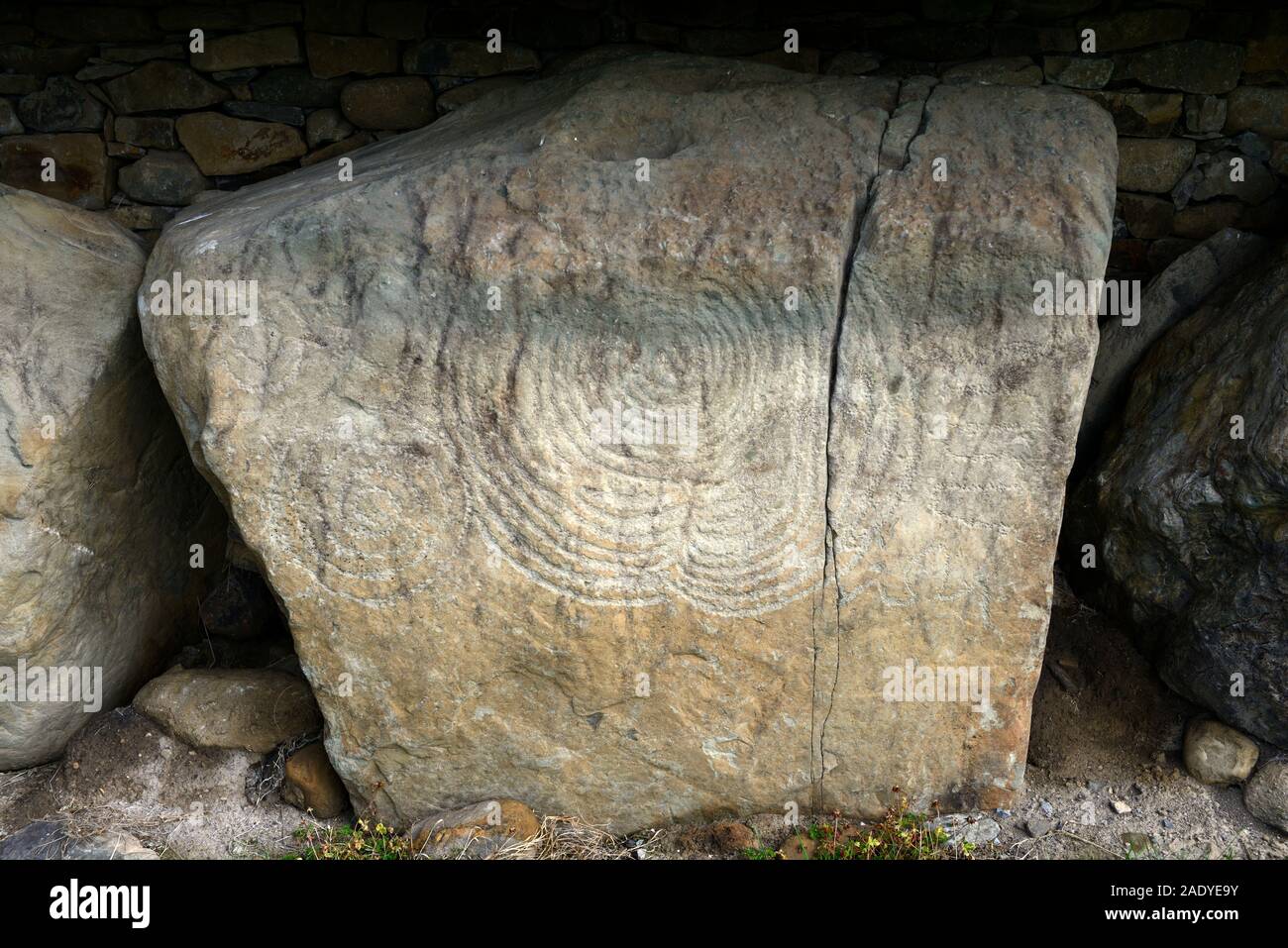 Kerbstone carvings,spiral,arc,arcs,mysterious,unlnown meaning, Knowth neolithic passage tomb, boyne valley,county meath, ireland, world heritage site, Stock Photo