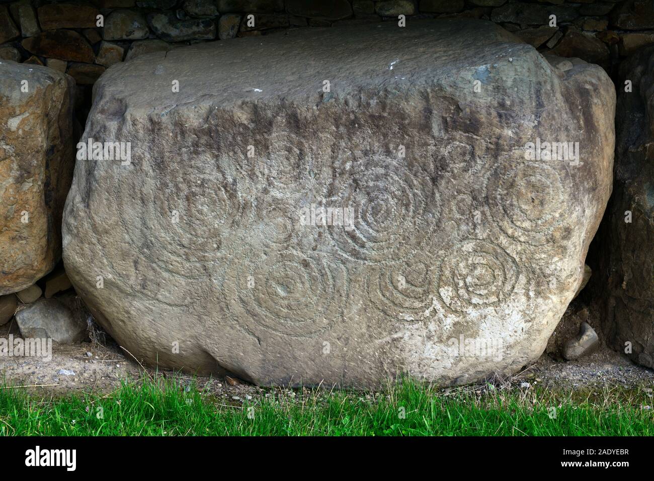 Kerbstone carvings,spiral,arc,arcs,mysterious,unlnown meaning, Knowth neolithic passage tomb, boyne valley,county meath, ireland, world heritage site, Stock Photo