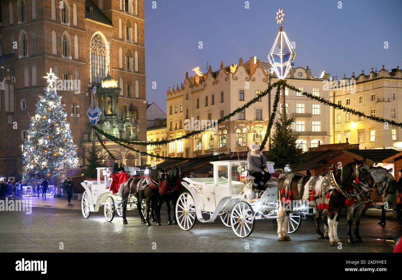 Krakow, Poland. 5th Dec, 2019. Carriages, christmas tree seen on the Main  Square. Christmas illuminations appeared in Krakow and the Christmas market  began as thousands of lights shine every night on the