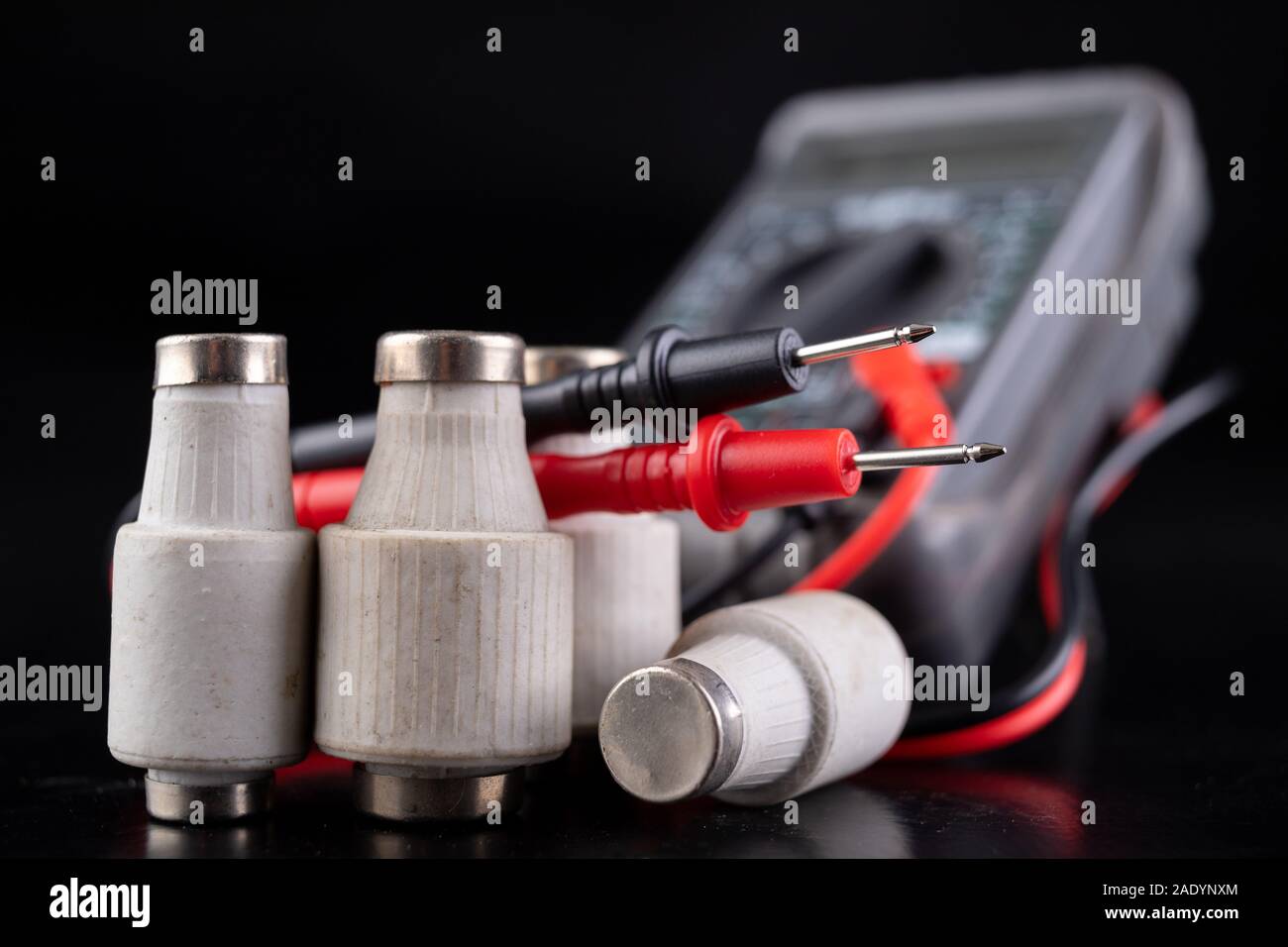 Electric meter and ceramic fuse. A device for measuring electric current and checking components