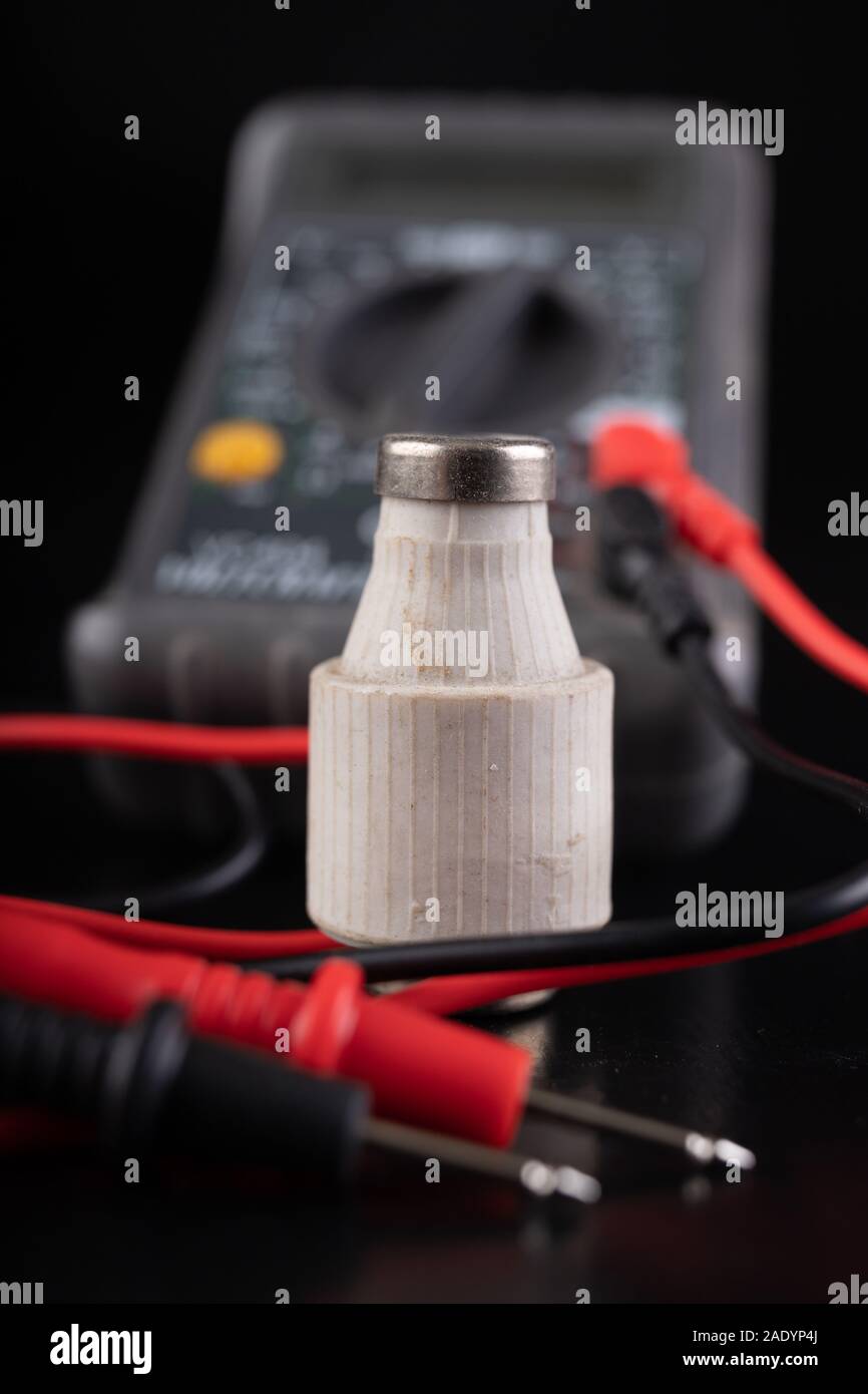 Electric meter and ceramic fuse. A device for measuring electric