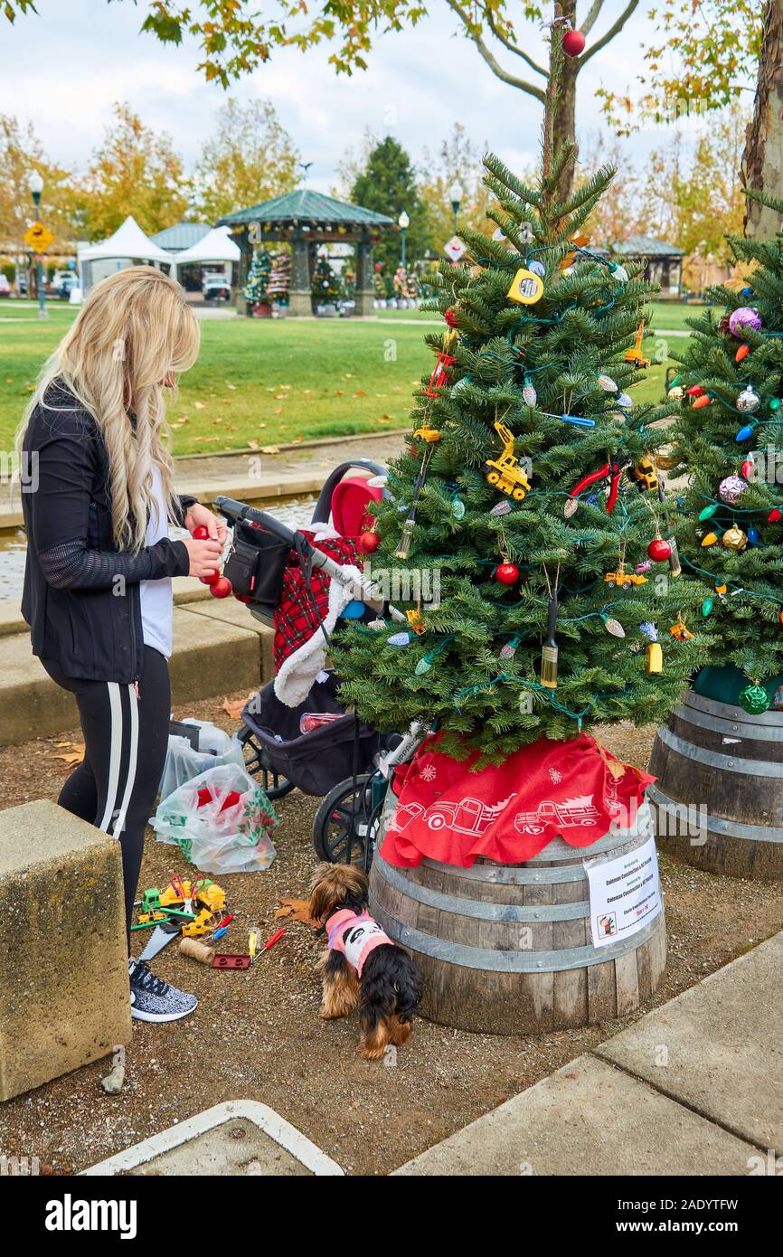 Putting up decorations hires stock photography and images Alamy