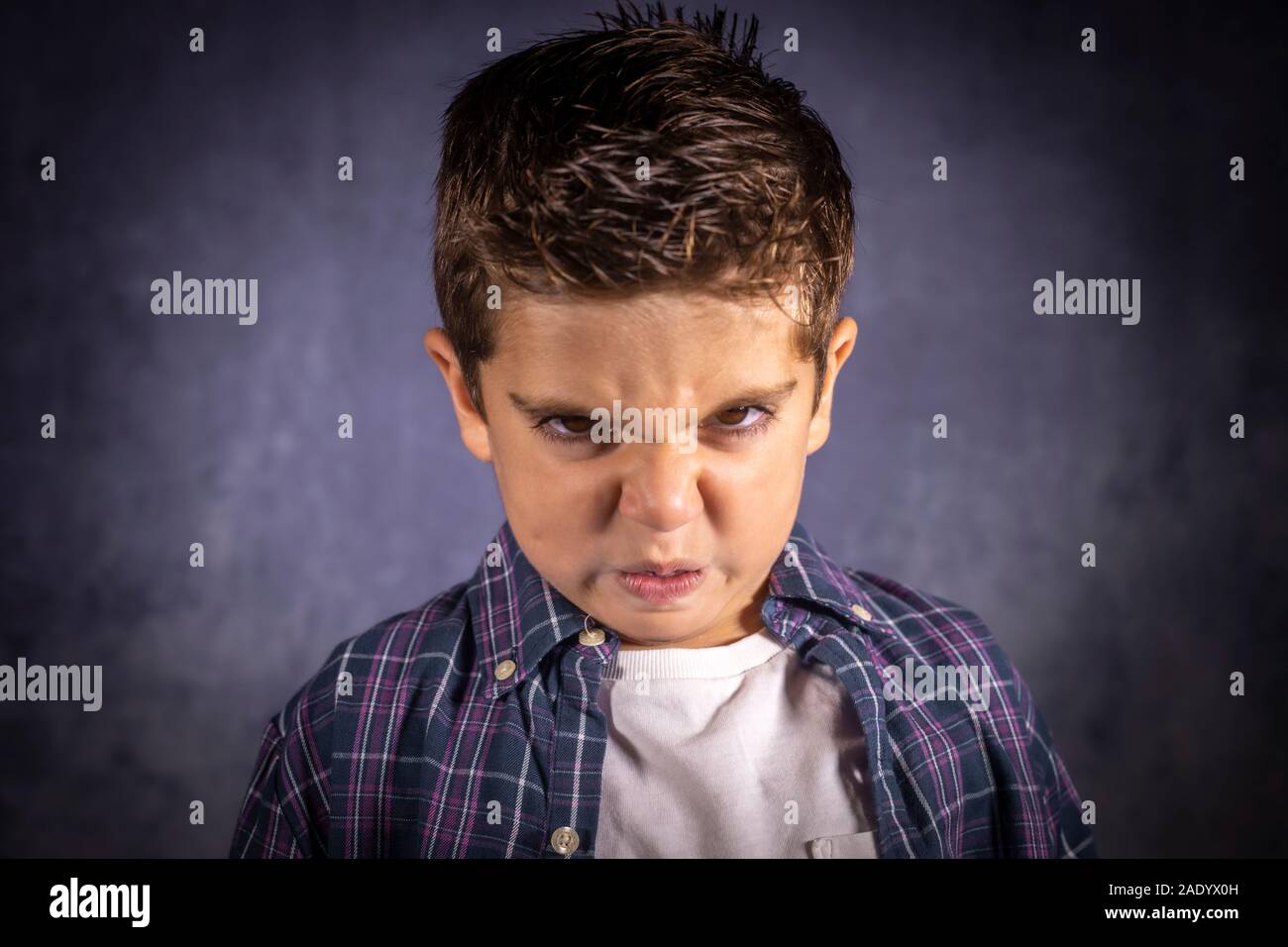 ученик. злой малыш. злые дети читать. дети младшего школьного возраста. злой мальчик.