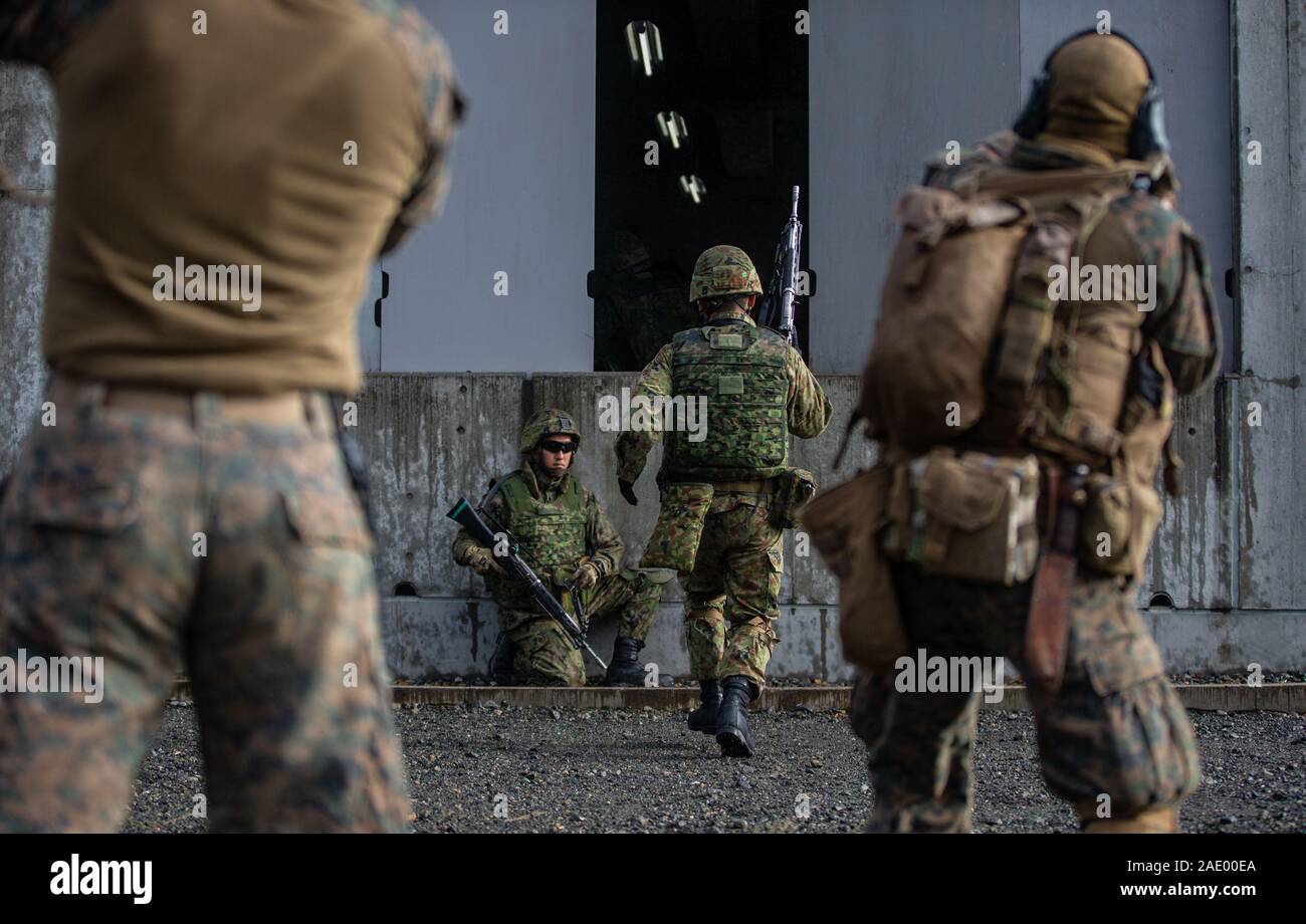 U.S. Marines with 1st Battalion, 25th Marine Regiment, currently assigned to 4th Marine Regiment, 3rd Marine Division, under the Unit Deployment Program, and Soldiers with 8th Infantry Regiment, Japan Ground Self-Defense Force, conduct Military Operations in Urban Terrain (MOUT) techniques during Forest Light Middle Army in Aibano Training Area, Shiga, Japan, Dec. 5, 2019. Forest Light Middle Army is an annual training exercise that is designed to enhance the collective defense capabilities of the United States and Japan Alliance by allowing infantry units to maintain their lethality and profi Stock Photo