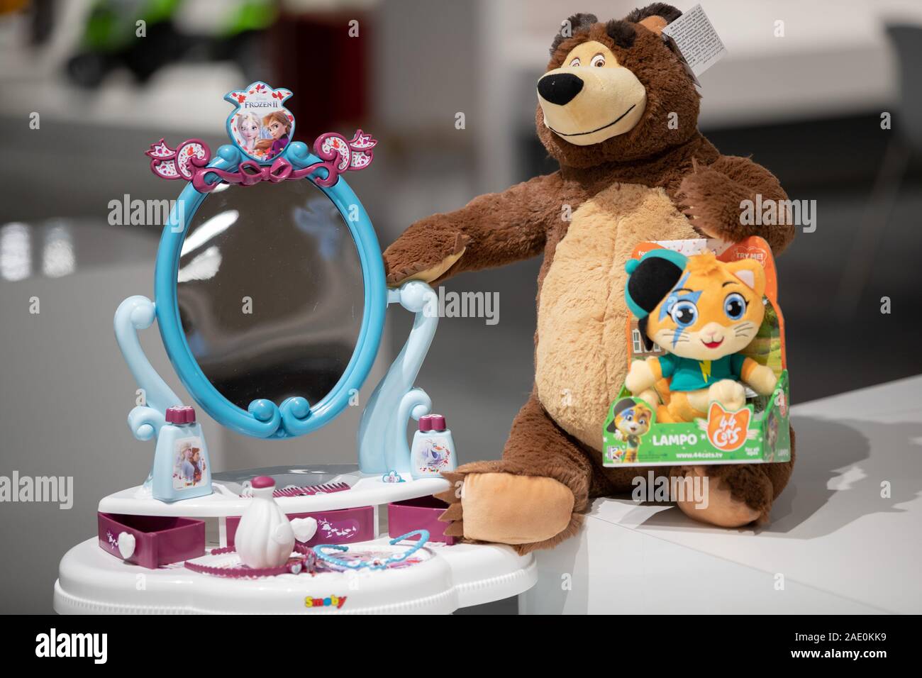 27 November 2019, Bavaria, Fürth: A toy hairdressing salon (l-r) with the counterfeits of the characters from the Disney film 'The Ice Queen 2' (original title 'Frozen'), the bear from 'Mascha und der Bär' by Dickie Toys, and a plush cat from '44 Cats' by Smoby, all toys and licensed products, stand side by side at the toy manufacturer Simba Dickie Group. According to the German Toy Industry Association (DVSI), licensed products accounted for around 20 percent of the total turnover of the toy industry in 2018. (to dpa-Korr: 'The ice queen conquers the children's rooms') Photo: Daniel Karmann/d Stock Photo