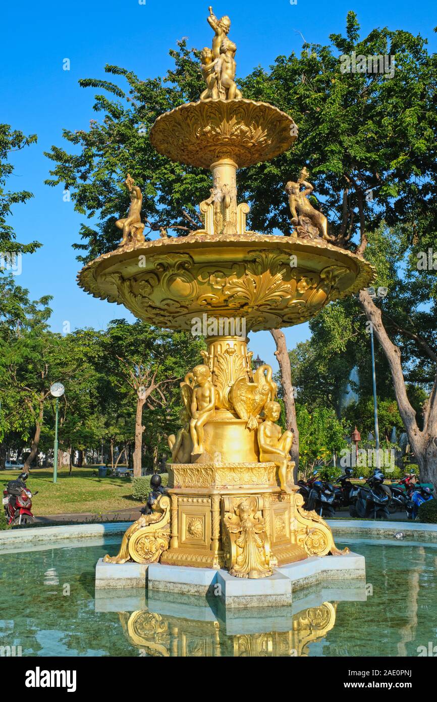 A somewhat kitschy, golden Art Nouveau fountain in Saranrom Park in the Phra Nakhon area of Bangkok, Thailand Stock Photo