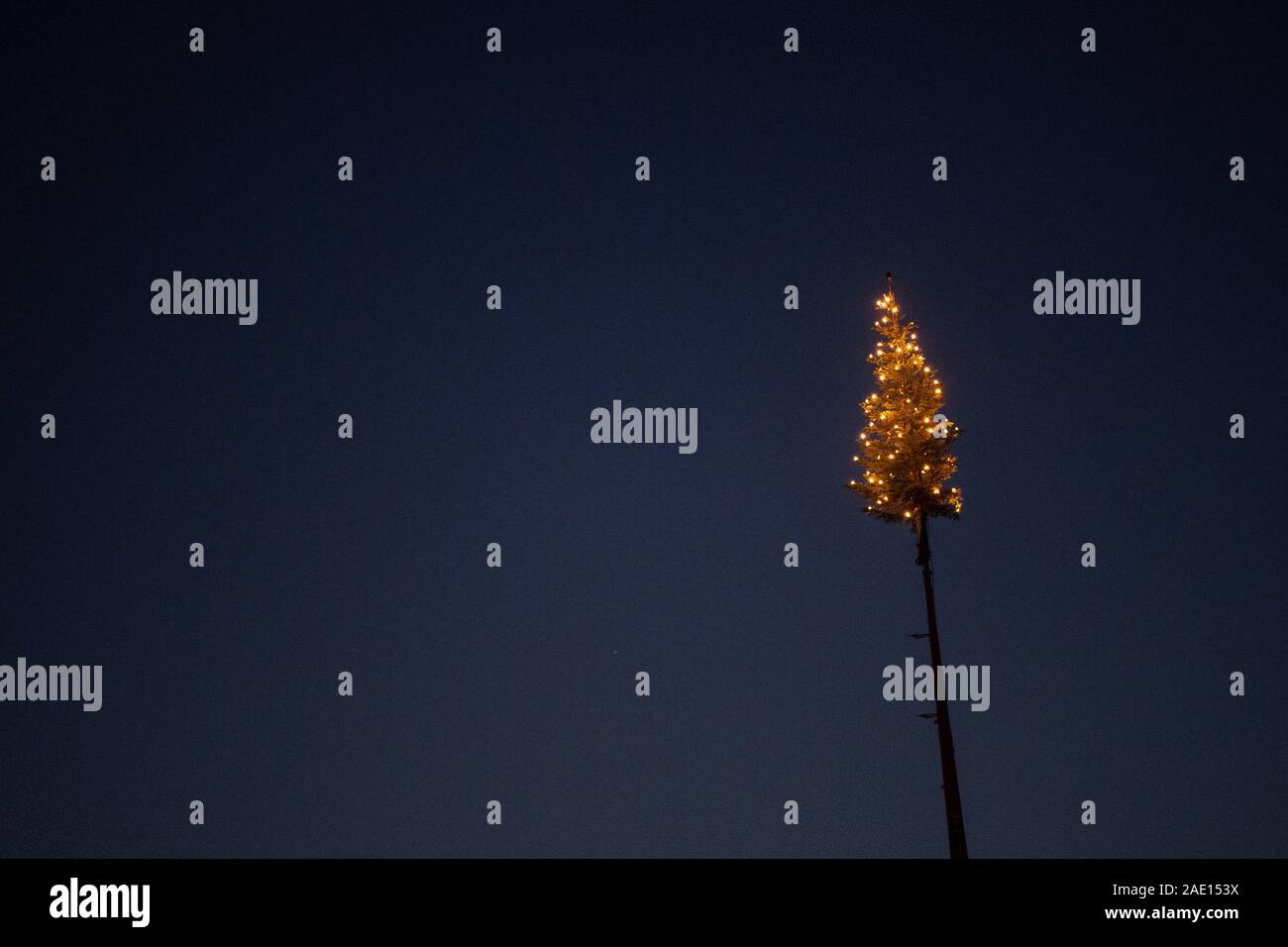 Aich, Germany. 06th Dec, 2019. A Christmas tree is attached to an extended concrete pump at a height of approx. 20 metres. Credit: Sebastian Gollnow/dpa/Alamy Live News Stock Photo