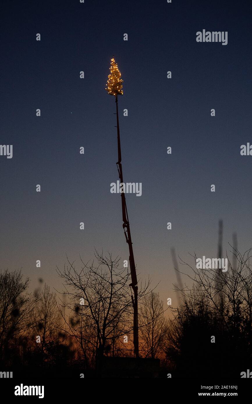 Aich, Germany. 06th Dec, 2019. A Christmas tree is attached to an extended concrete pump at a height of approx. 20 metres. Credit: Sebastian Gollnow/dpa/Alamy Live News Stock Photo