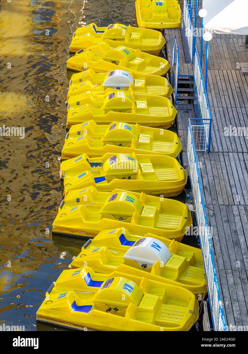 Yellow hire boat hires stock photography and images Alamy