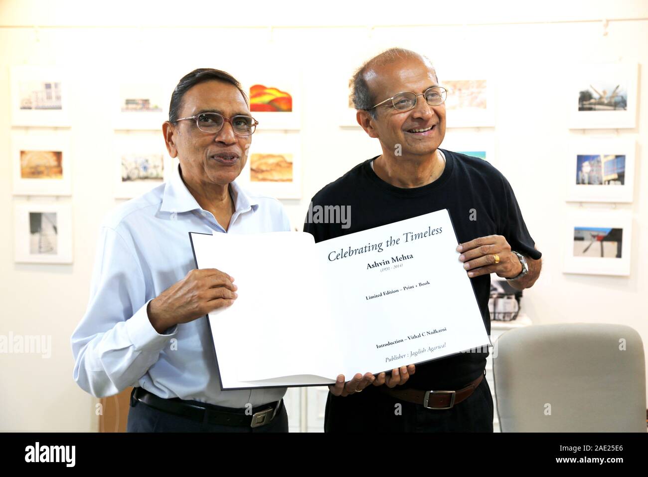 Vithal Nadkarni and Jagdish Agarwal, Dinodia Photo Library art gallery office, launch of book, Mumbai, Maharashtra, India, Asia Stock Photo