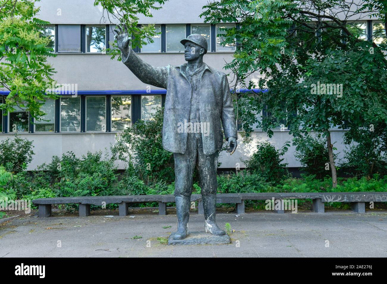 Bronze-Skulptur 'Bauarbeiter' Bildhauer Gerhard Thieme, Karl-Liebknecht-Straße, Mitte, Berlin, Deutschland Stock Photo