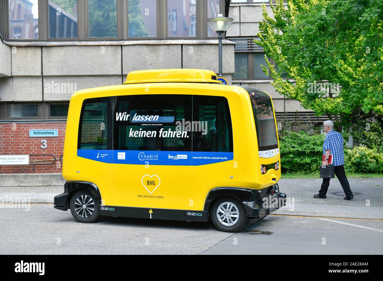 Autonomer Minibus der BVG, Charite, Luisenstraße, Mitte, Berlin, Deutschland Stock Photo