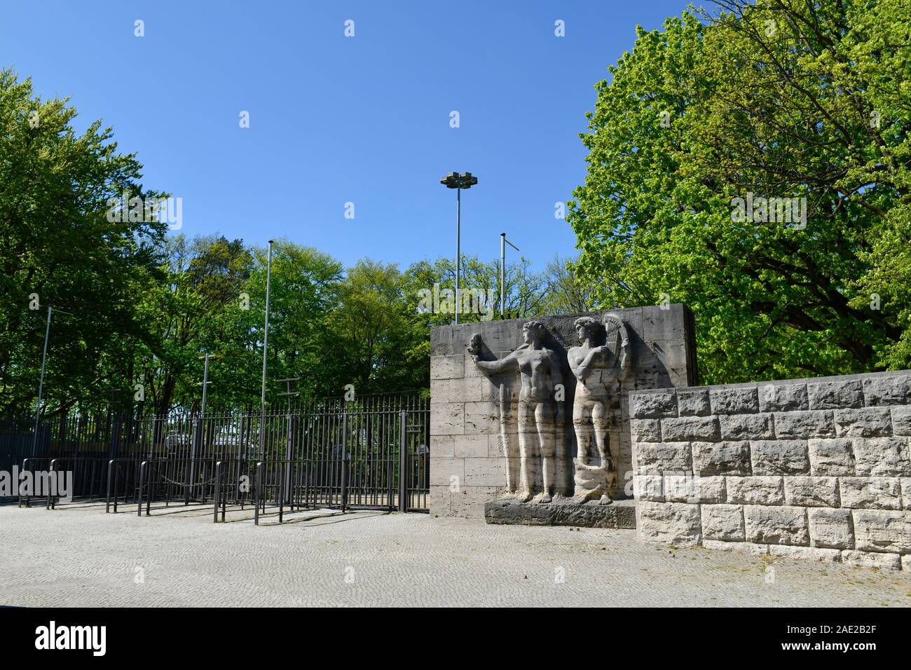 Relief 'Poesie' (zwei nackte Frauen) von Adolf Wamper, Eingang Waldbühne, Olympiapark, Westend, Charlottenburg, Berlin, Deutschland Stock Photo