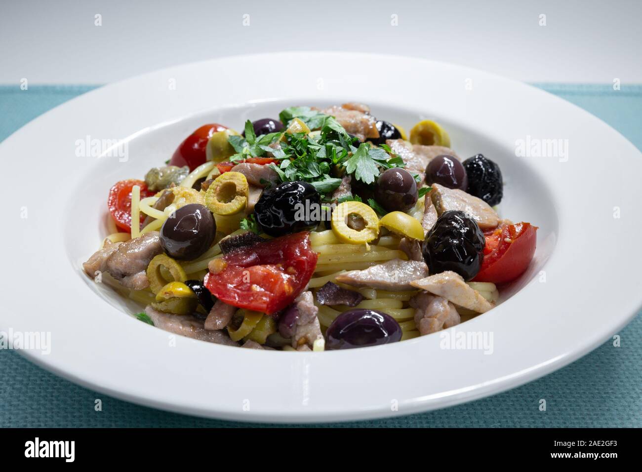 Spaghetti with sauce consisting of Mediterranean tuna, capers, olives