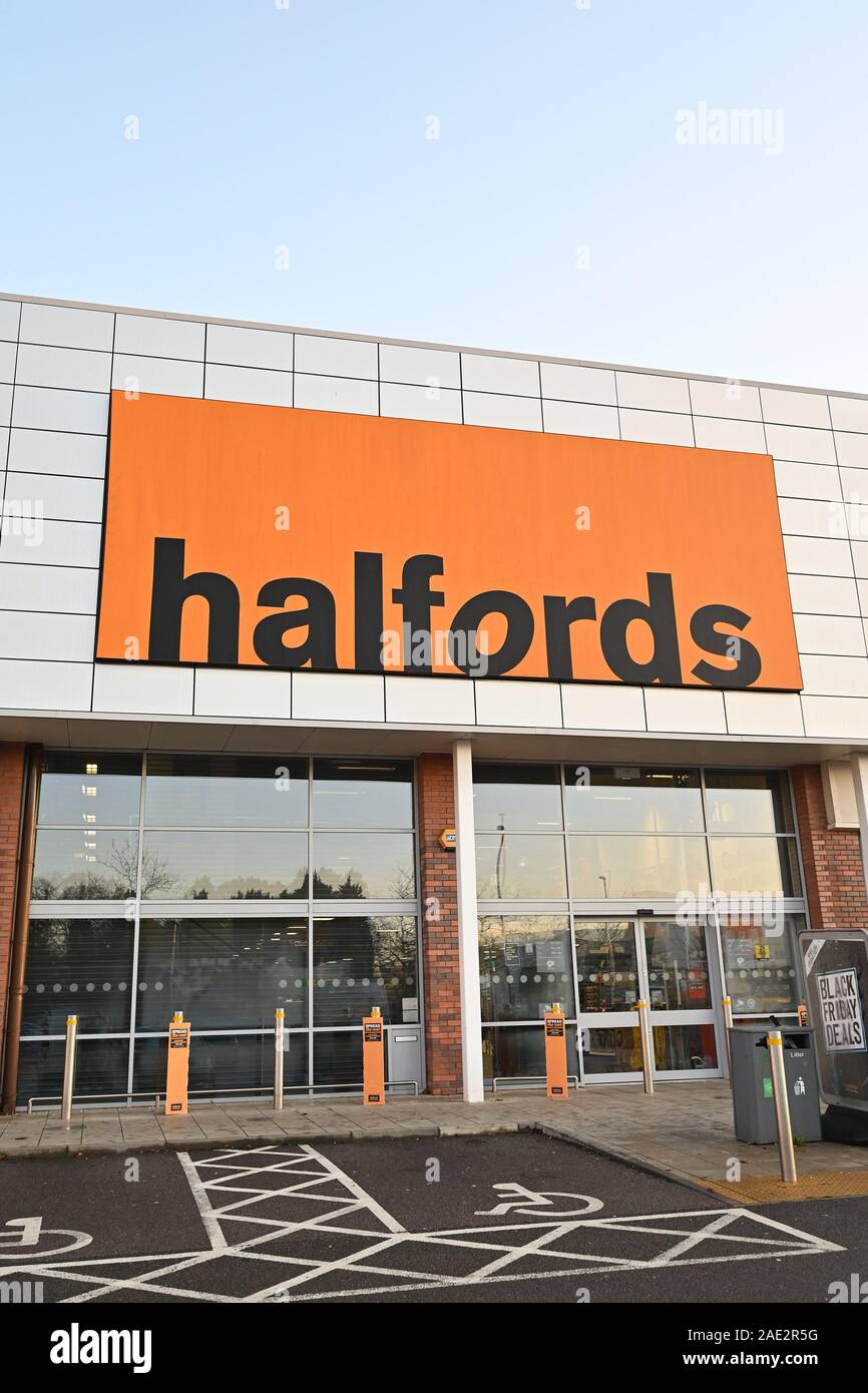 29/11/2019. Solihull, UK. A branch of halfords is seen at a retail park in Solihull Stock Photo