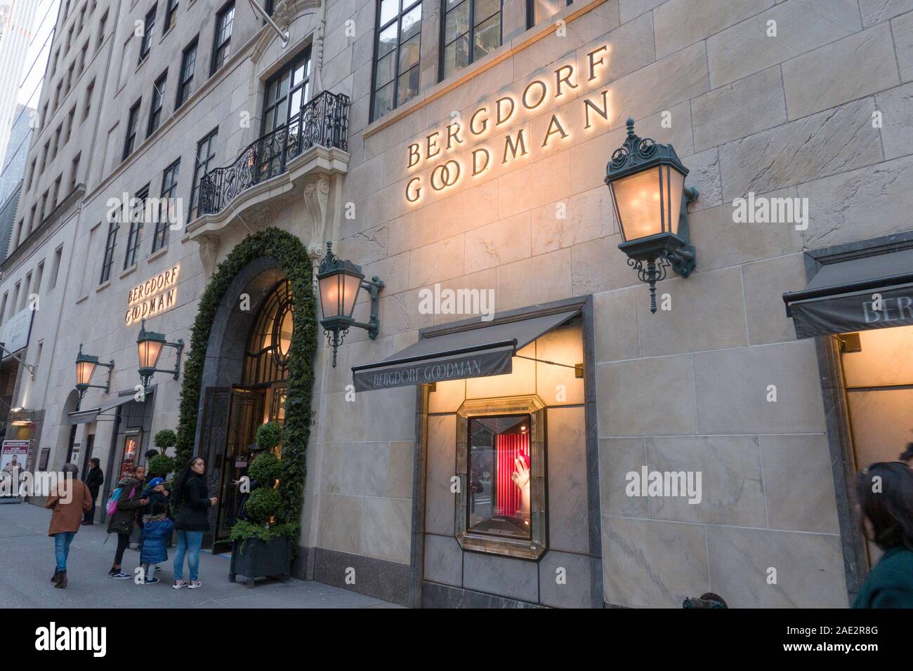 Holiday Window Display at Bergdorf Goodman, NYC. Editorial Photo - Image of  background, pedestrians: 132019021