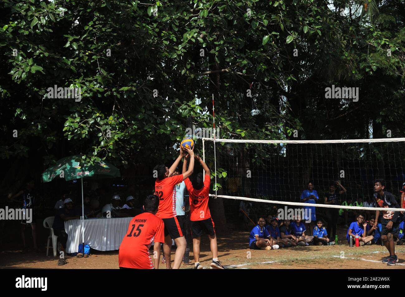 Boys playing volleyball inside hi-res stock photography and images - Alamy