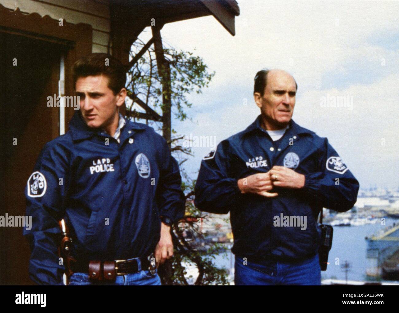 ROBERT DUVALL and SEAN PENN in COLORS (1988), directed by DENNIS HOPPER. Credit: ORION PICTURES / Album Stock Photo