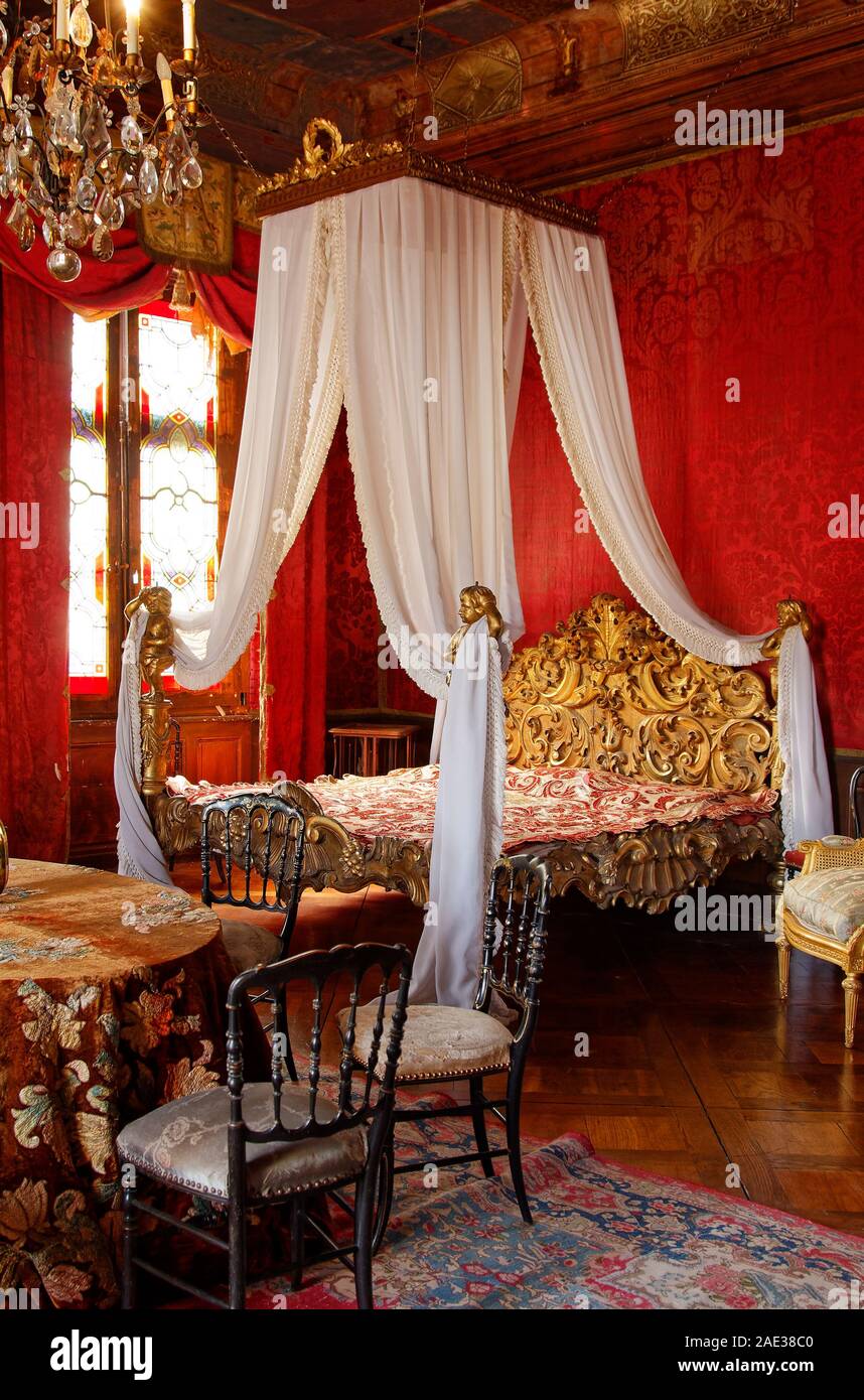 Ornate canopy bed deals