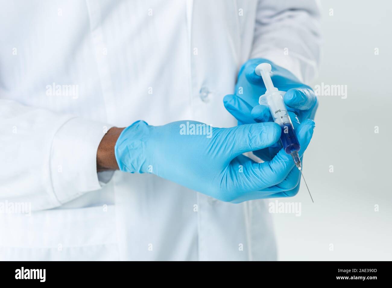 Professional doctor preparing for an injection Stock Photo - Alamy