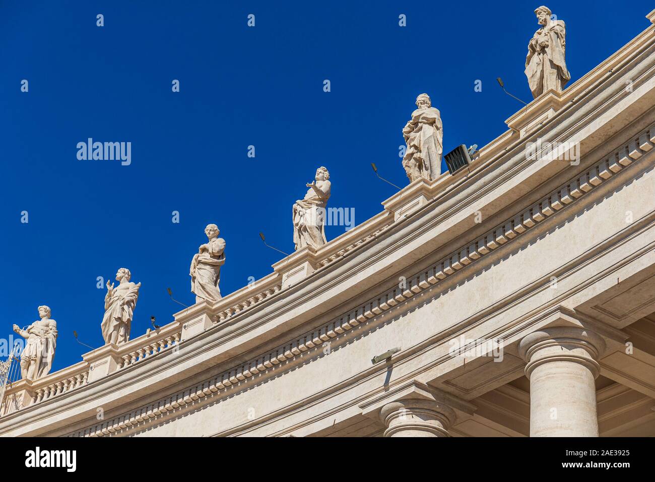 St. Peter's Square, Vatican, Rome, Italy View of the colonnade with ...