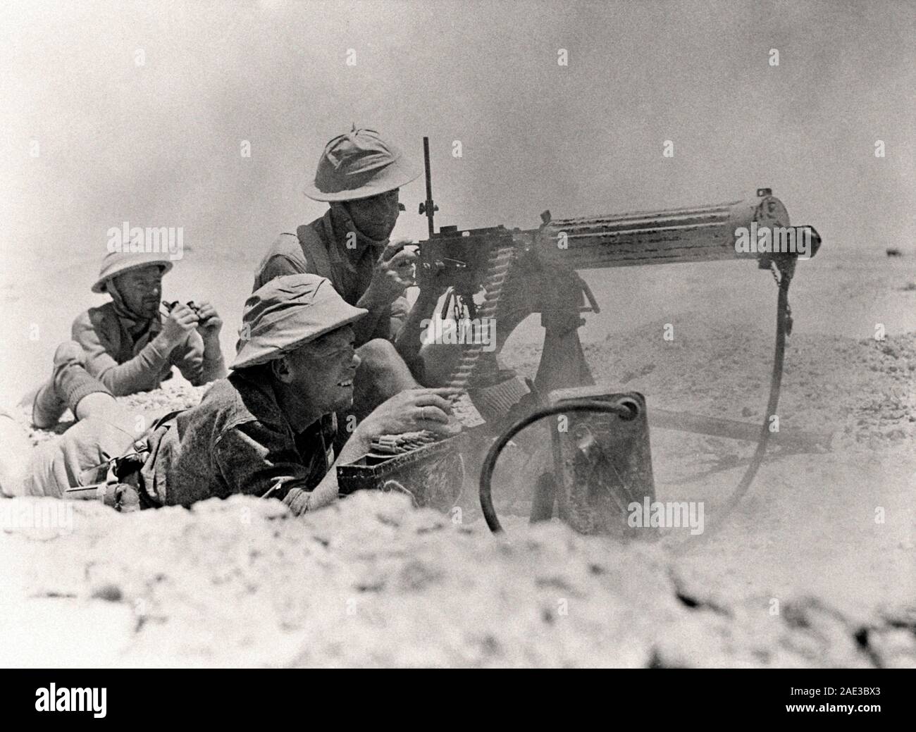 New Zealand soldiers of the 27th machine-gun battalion firing from the machine gun Vickers in the battle for Egypt. 1941 Stock Photo