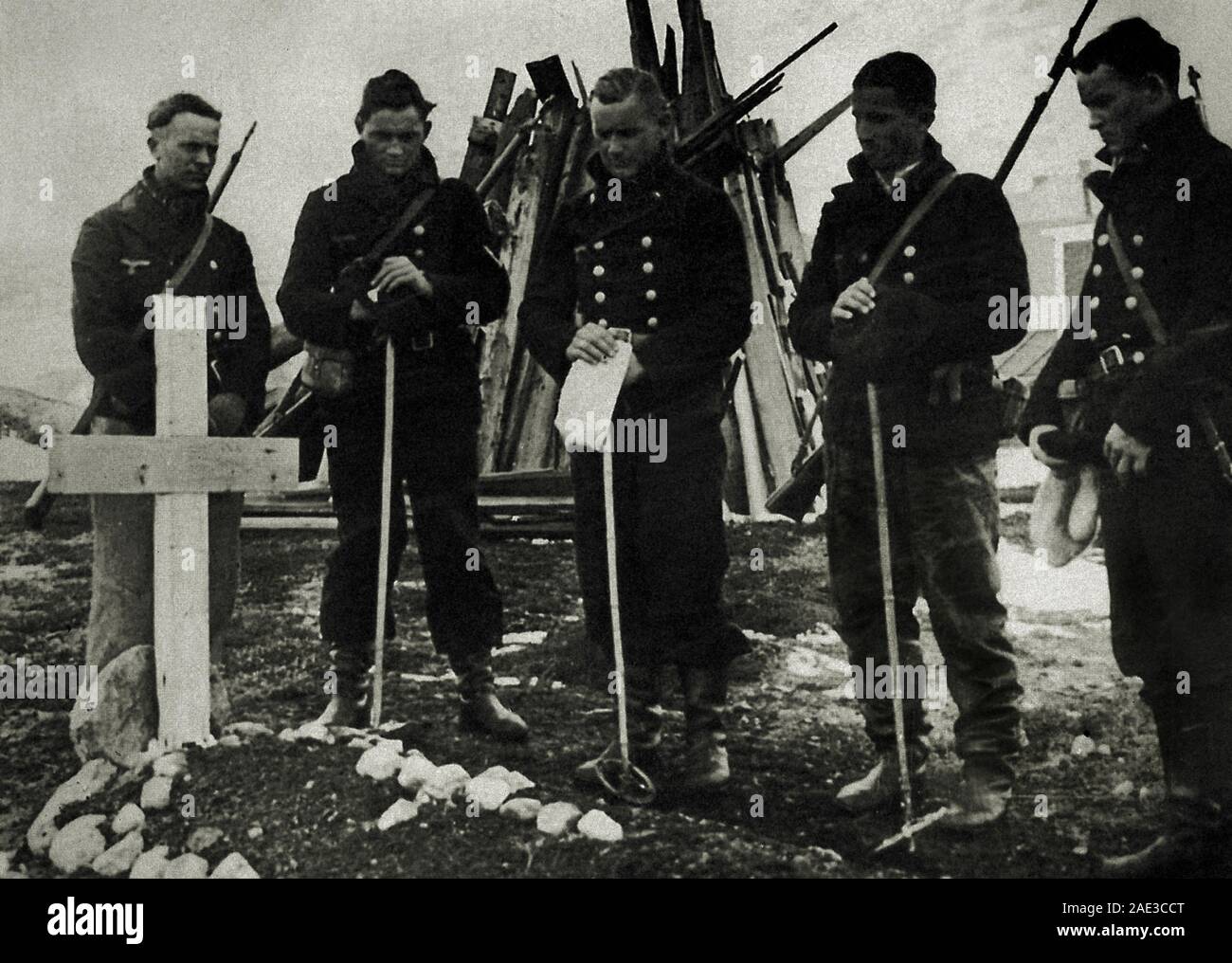 Battle for Norway: German navy men from the Nazi Kriegsmarine bury their dead comrade in Narvik. April-May 1940 Stock Photo