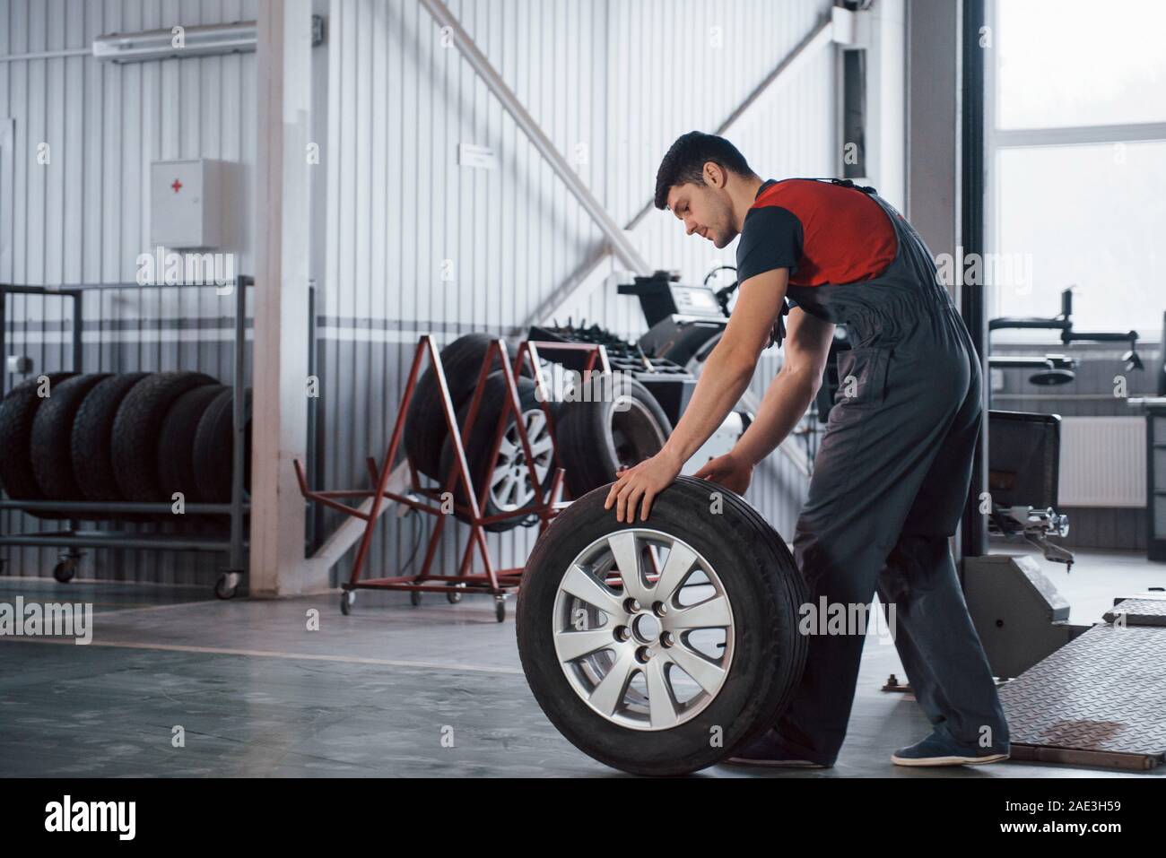 It S Way Easier When Roll Mechanic Holding A Tire At The Repair