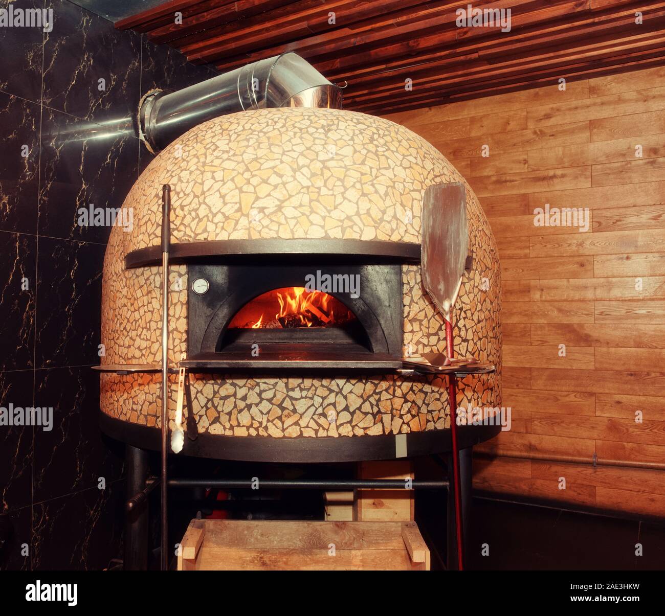 https://c8.alamy.com/comp/2AE3HKW/traditional-wood-fired-pizza-oven-in-italian-restaurant-toned-photo-grain-added-2AE3HKW.jpg