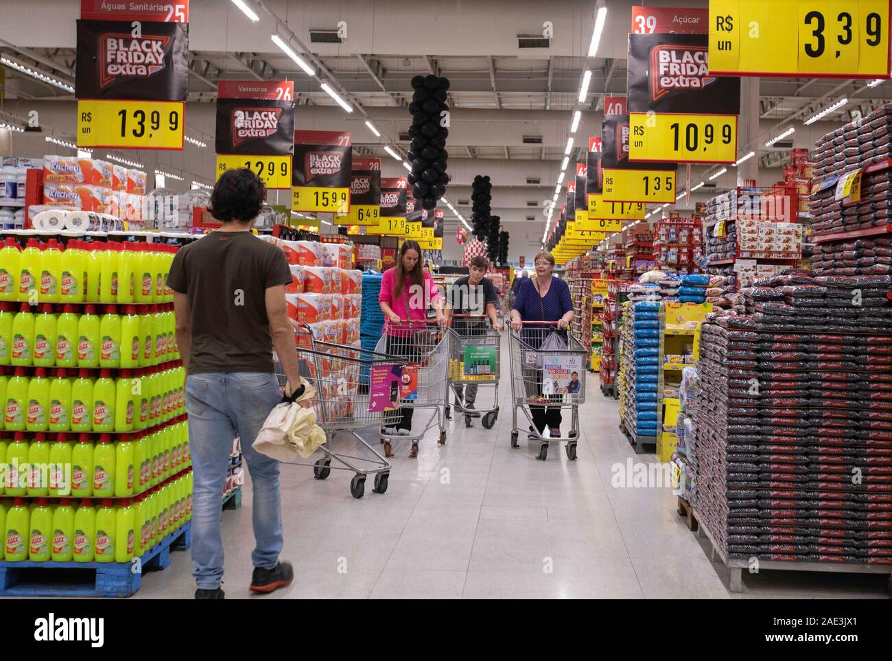 SÃO PAULO, SP - 28.11.2019: ALTA DE PREÇOS NOS SUPERMERCADOS - Supermarket  movement in the south of