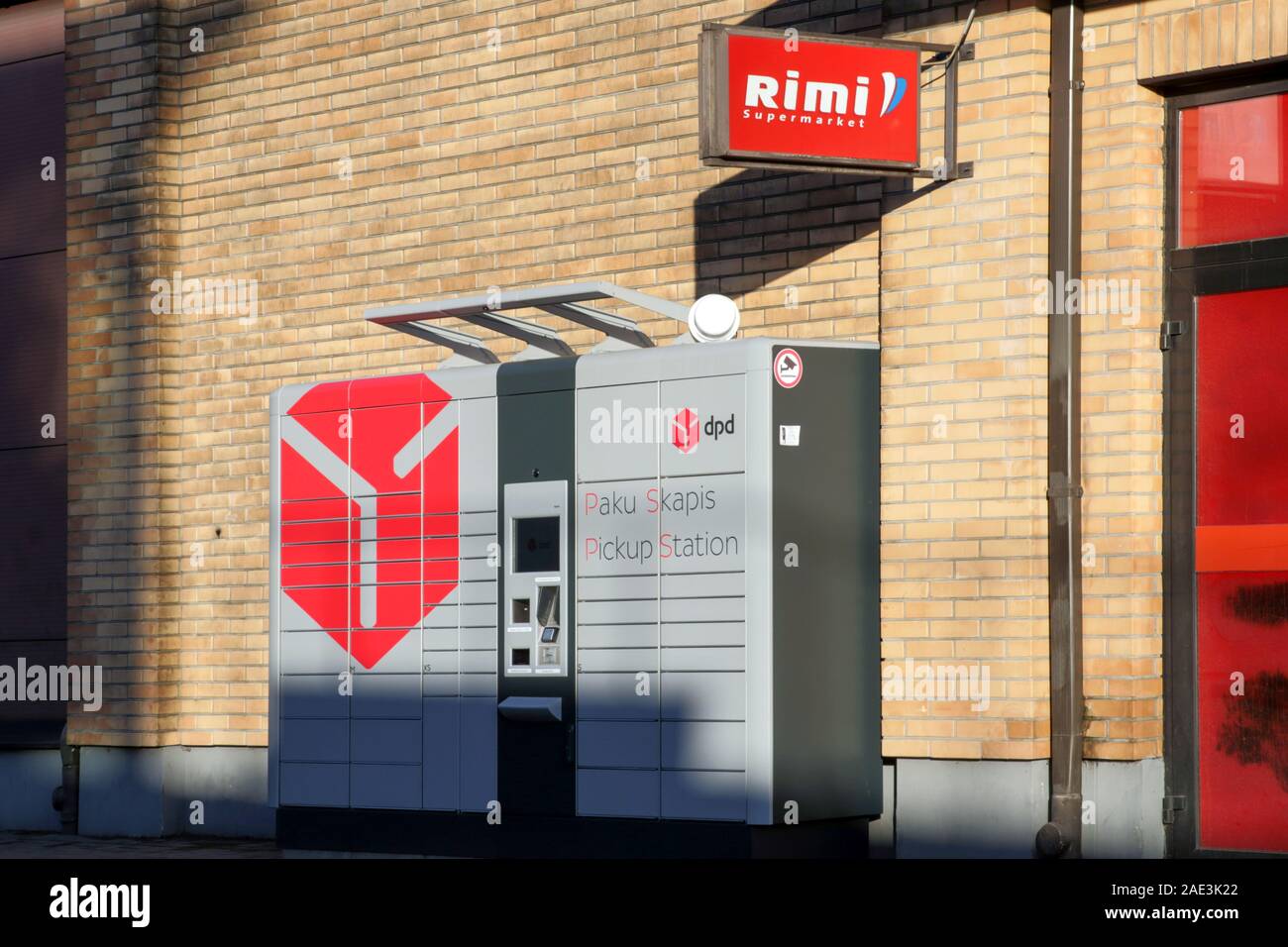Riga, Latvia - November 30, 2019 : DPD pickup point mashine of the  international parcel delivery service for parcels weighing under 30 kg that  deliver Stock Photo - Alamy