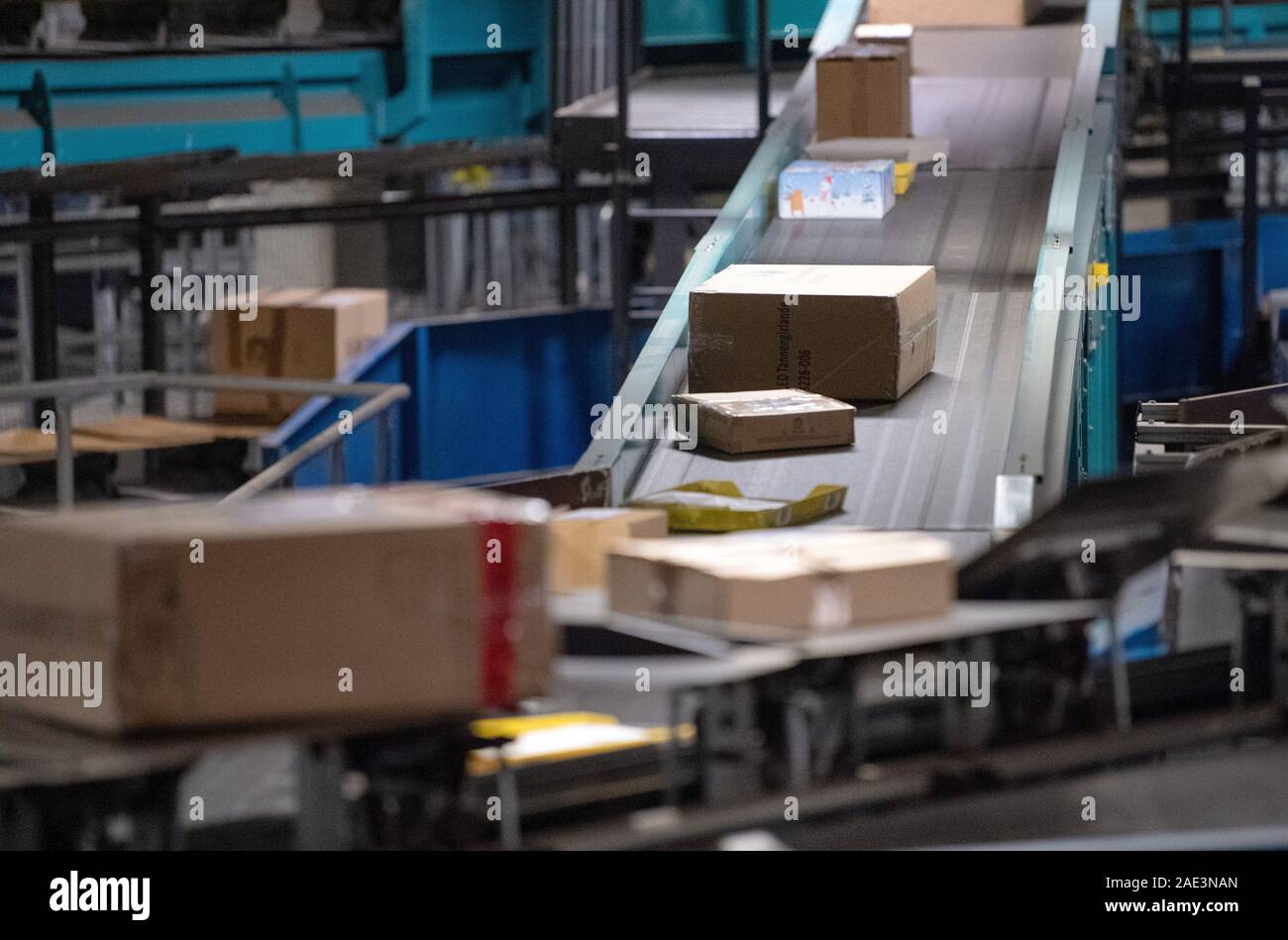 Bornicke, Germany. 05th Dec, 2019. 05 December 2019, Brandenburg, Börnicke: Numerous parcels travel on conveyor belts through the DHL-Paketzentrum. During Advent, up to 570,000 shipments a day arrive at their destination from Börnicke, with 200 additional employees deployed. Photo: Monika Skolimowska/dpa-Zentralbild/ZB Credit: dpa picture alliance/Alamy Live News Stock Photo