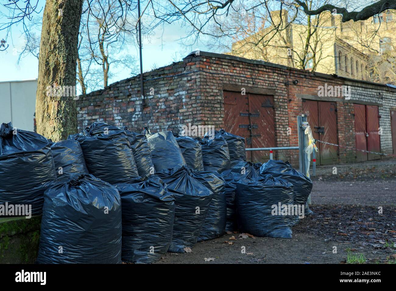 https://c8.alamy.com/comp/2AE3NKC/big-pile-of-black-plastic-garbage-bags-with-trash-stacked-on-the-street-trash-bags-on-the-street-at-utility-workers-strike-day-2AE3NKC.jpg