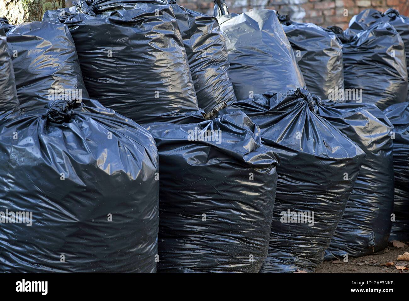 https://c8.alamy.com/comp/2AE3NKP/big-pile-of-black-plastic-garbage-bags-with-trash-stacked-on-the-street-trash-bags-on-the-street-at-utility-workers-strike-day-2AE3NKP.jpg