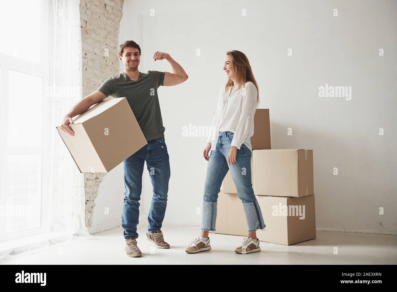 коробка в руках. фото парня на стремянке vr house. семья ящика. парень с коробками. руки держат коробку.