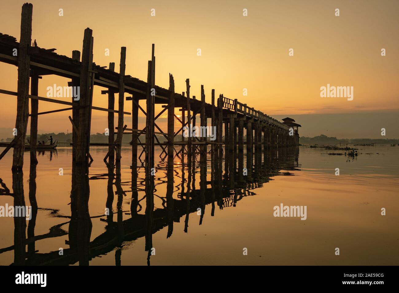 Sunrise view of the ancient teak wood U Bein Bridge that stretches ...