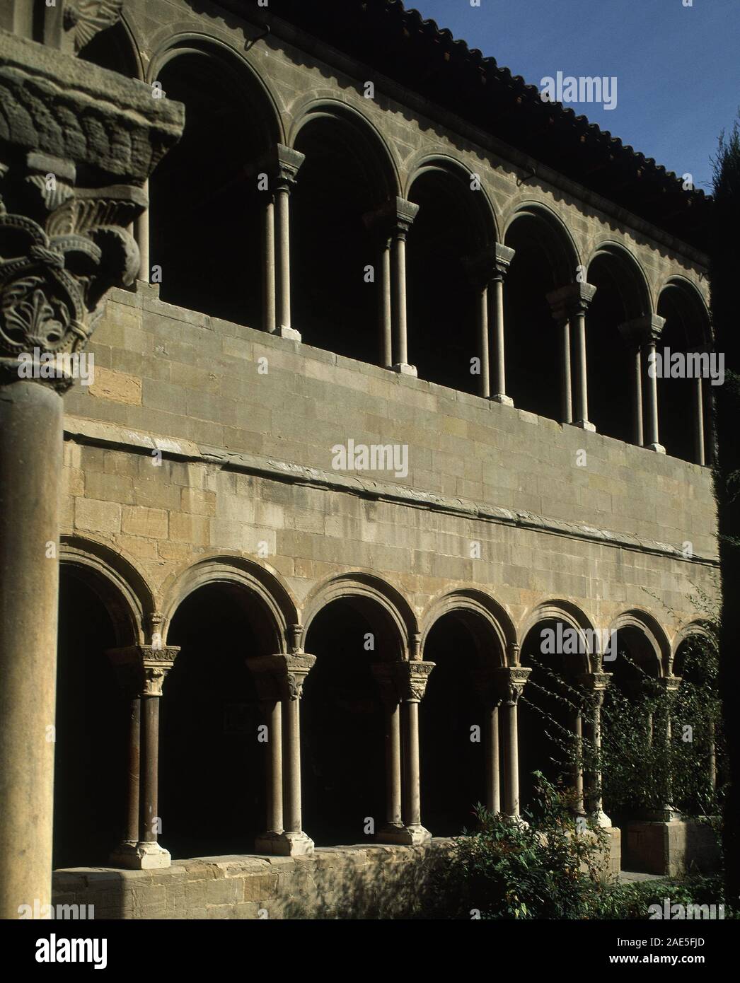 Claustro del monasterio de ripoll hi-res stock photography and images ...