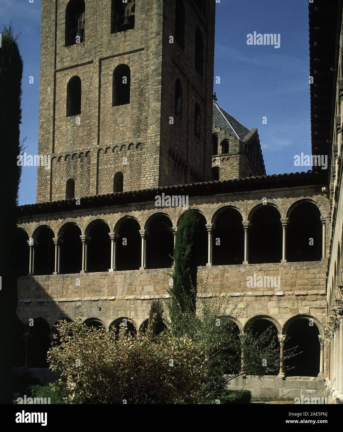 Claustro del monasterio de ripoll hi-res stock photography and images ...