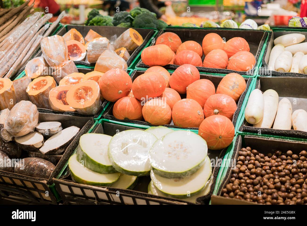 Fruits and vegetables at a farmers market Stock Photo - Alamy