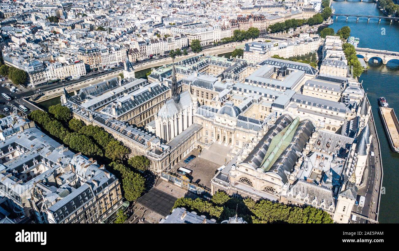 Sainte chapelle paris exterior hi-res stock photography and images - Alamy