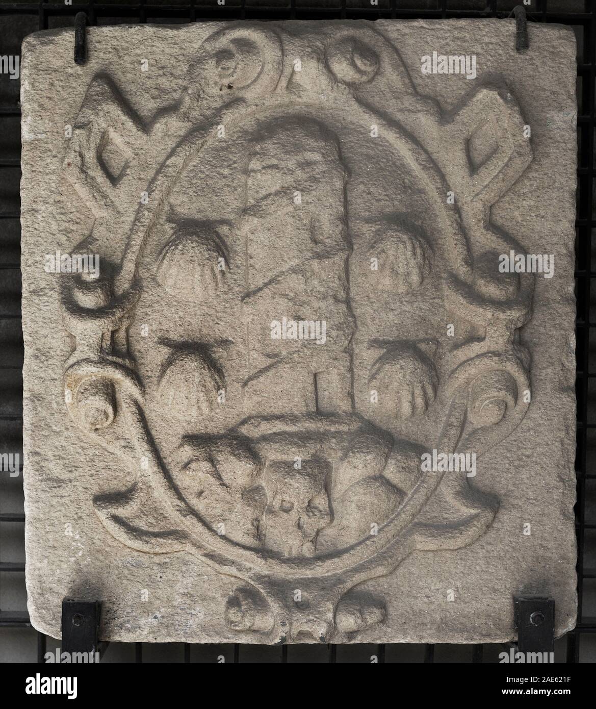 Escudo de La Coruña, siglo XVII. Puerta de la Torre de Arriba (Muralla de La Coruña). Representa a la torre de origen romano rodeada por una rampa helicoidal (anterior a la restauración del siglo XVII). Las vieiras hacen alusión a las peregrinaciones. Museo Arqueológico e Histórico (Castillo de San Antón). La Coruña. Galicia. España. Stock Photo