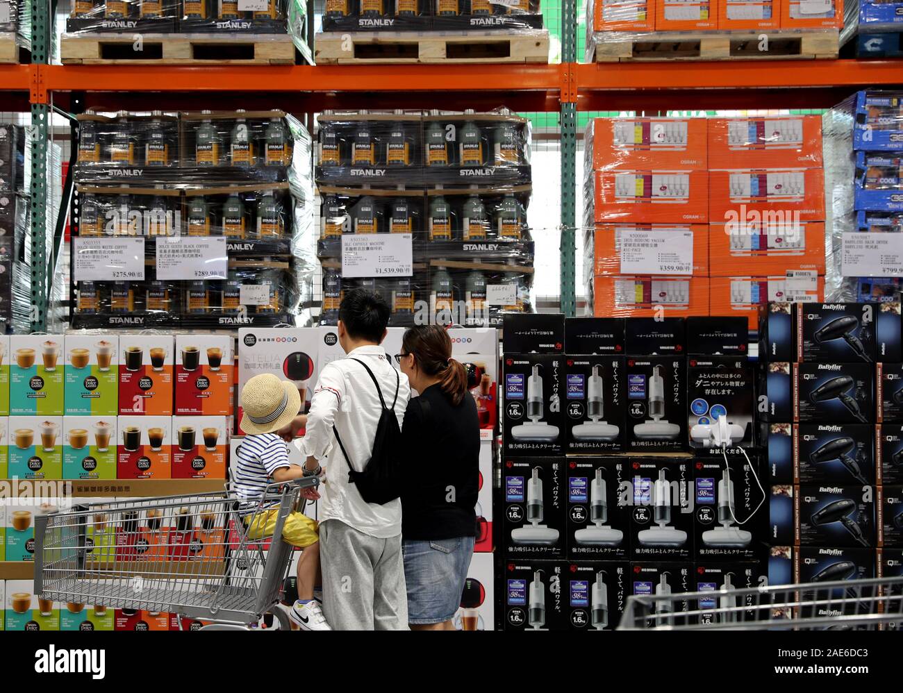 Beijing, China. 19th Sep, 2019. Customers shop at U.S. retail giant Costco Wholesale's first brick-and-mortar store in east China's Shanghai, Sept. 19, 2019. Credit: Liu Ying/Xinhua/Alamy Live News Stock Photo
