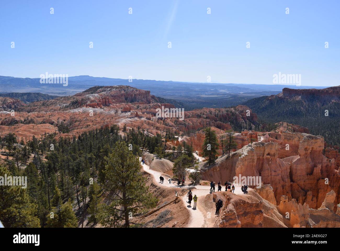 Hikers on the Queen's Garden Trail, which takes visitors through fields of hoodoos on the main rim of Bryce Canyon National Park. Stock Photo