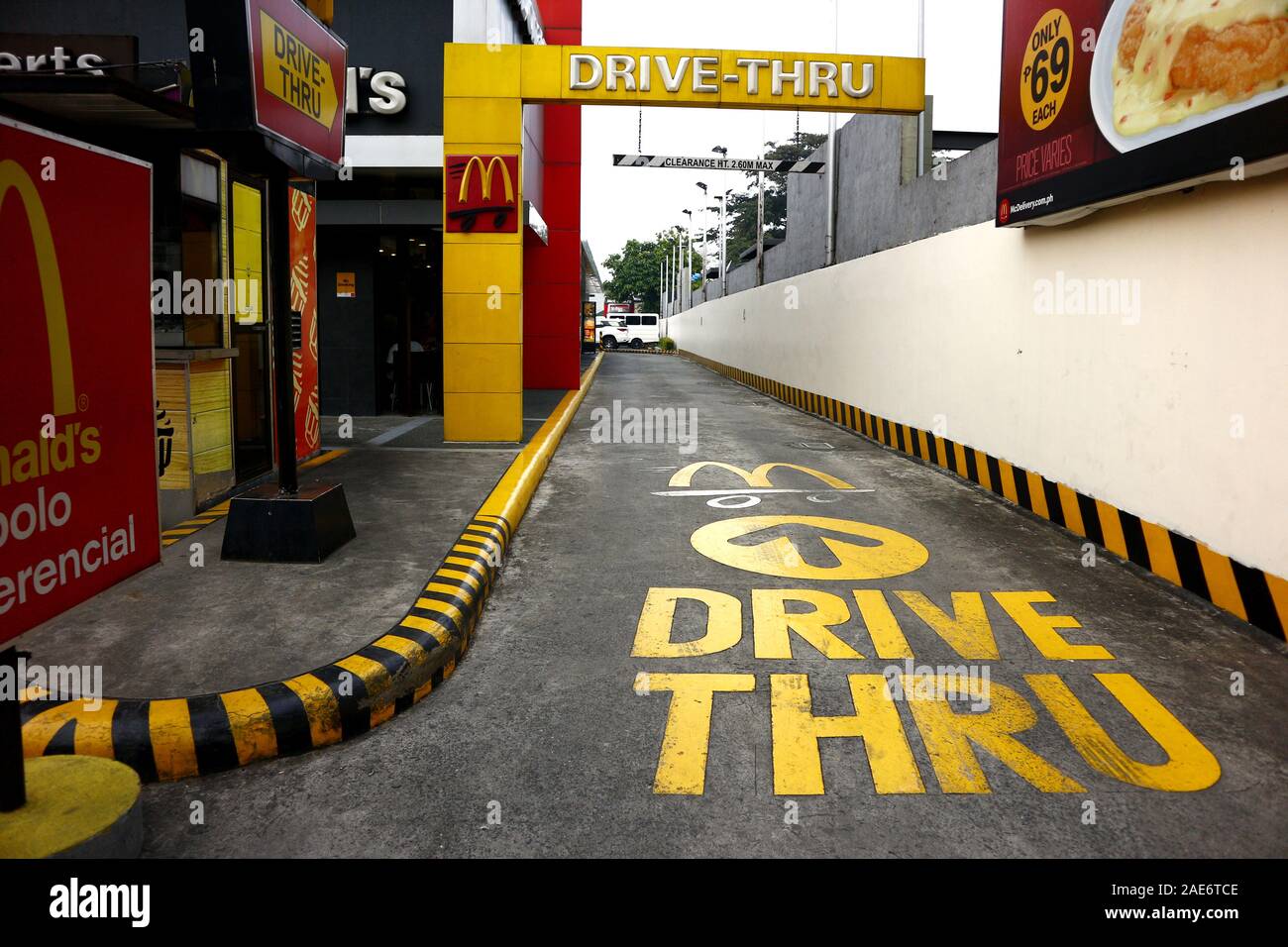 Antipolo City, Philippines – December 6, 2019: Drive thru lane of a popular fast food restaurant in Antipolo City. Stock Photo