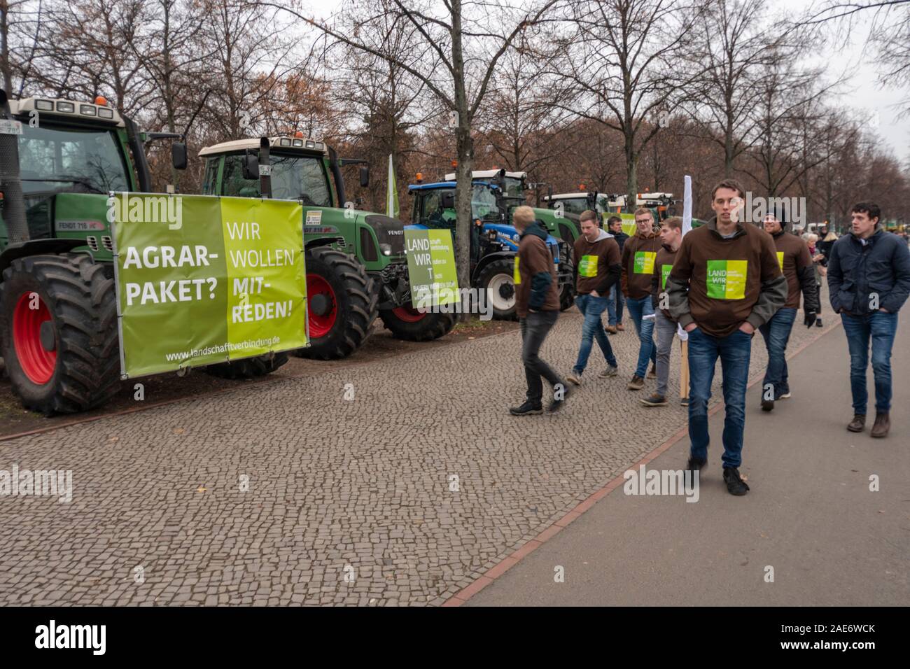 Germany, Brandenburg Gates, Berlin. 26/11/2019: An estimated 40,000 German farmers gathered at Brandenburg Tor in the centre of Berlin in protest against the governments new Agricultural Policy of Environmental Pretection combined with falling prices are damaging their businesses. Stock Photo