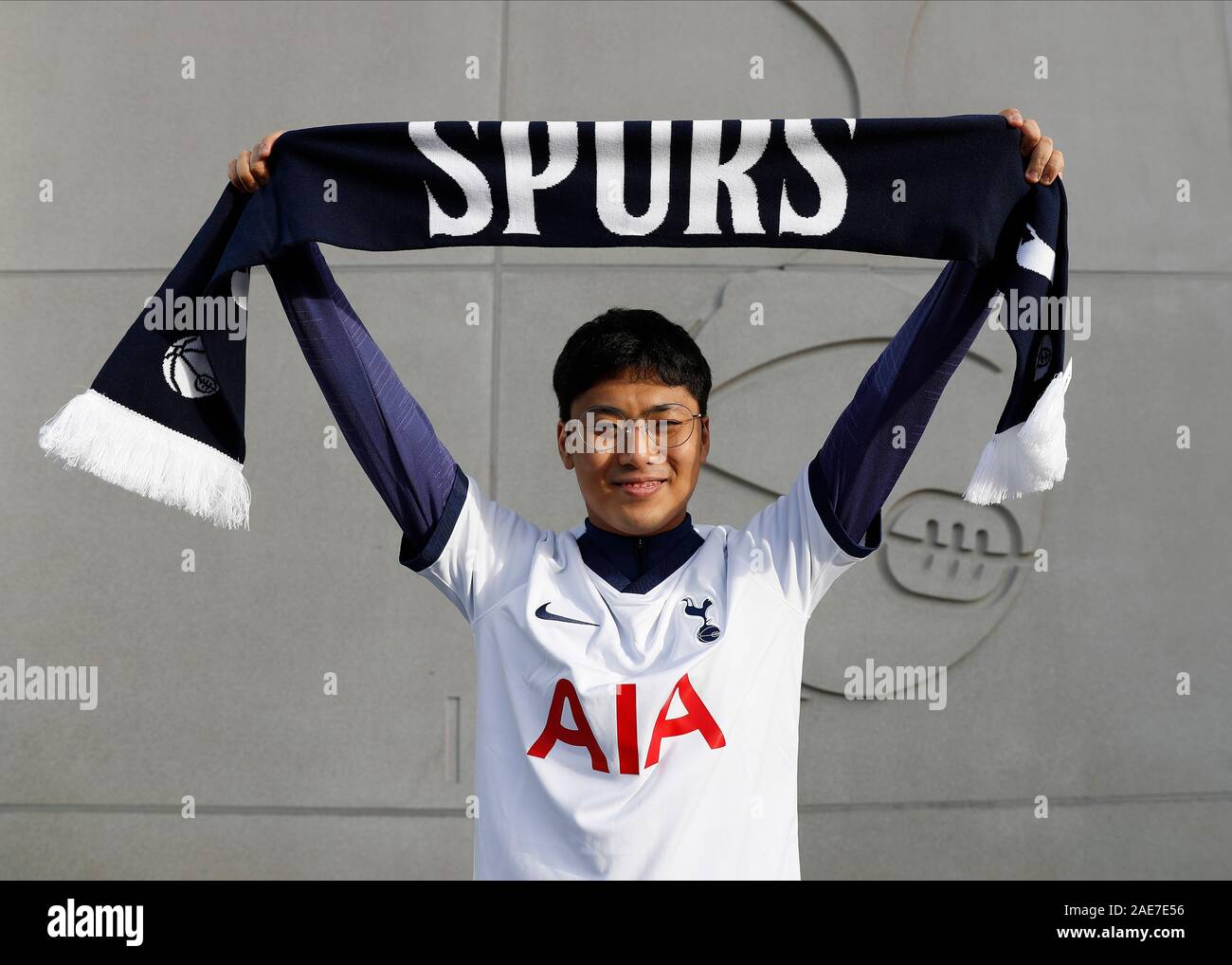 Tottenham hotspur scarf hi-res stock photography and images - Alamy