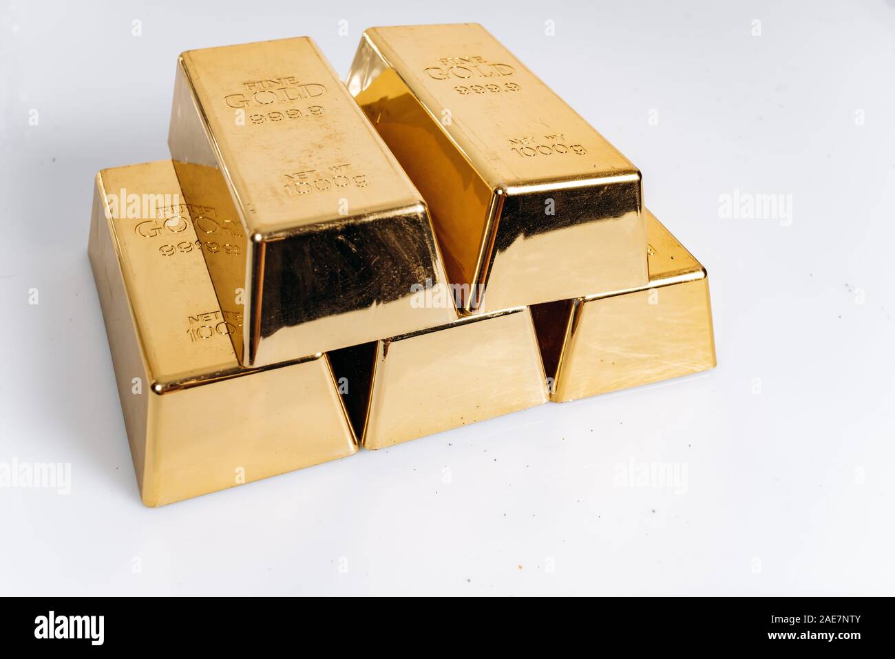 Five gold bars. Gold bars of 1 kg or 1000 grams. Gold bars are on the Stock Photo Alamy