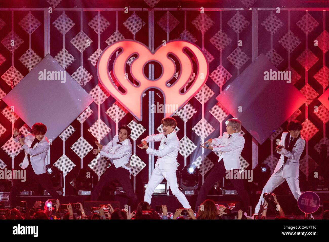 Korean k pop band hi-res stock photography and images - Alamy