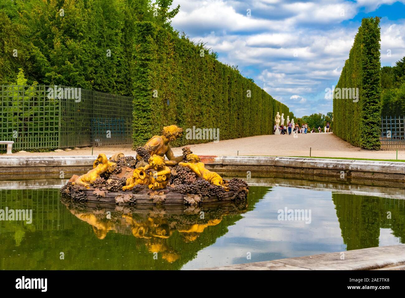 https://c8.alamy.com/comp/2AE7TK8/close-view-of-the-bacchus-fountain-or-autumn-fountain-in-the-versailles-garden-the-gilded-sculptures-represents-bacchus-god-of-wine-and-drunkenness-2AE7TK8.jpg